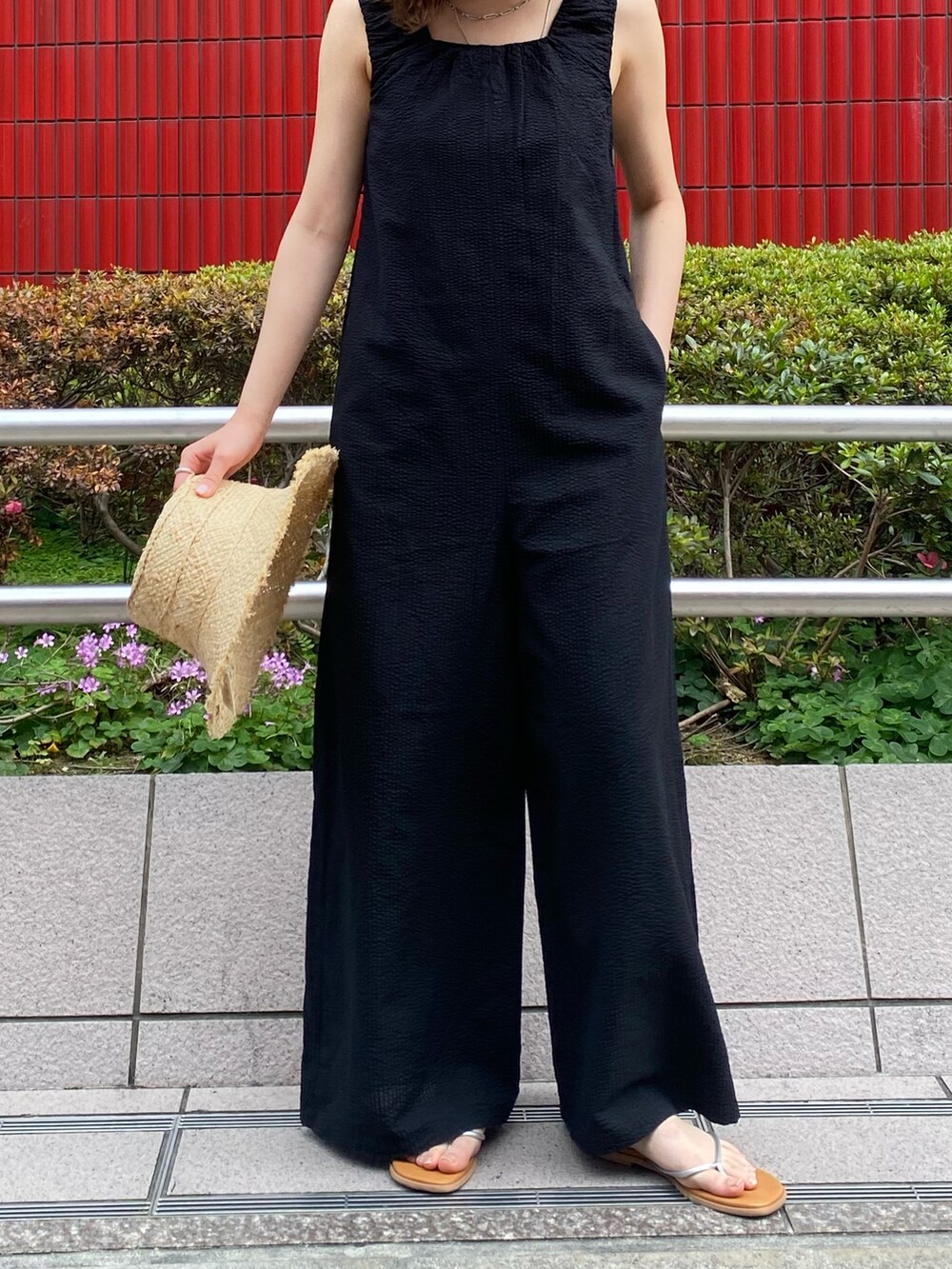 シルバー系のサンダル、ブラック系のつなぎ/オールインワン、ベージュ系のハットを着用したレディースの夏コーディネートの4枚目の写真