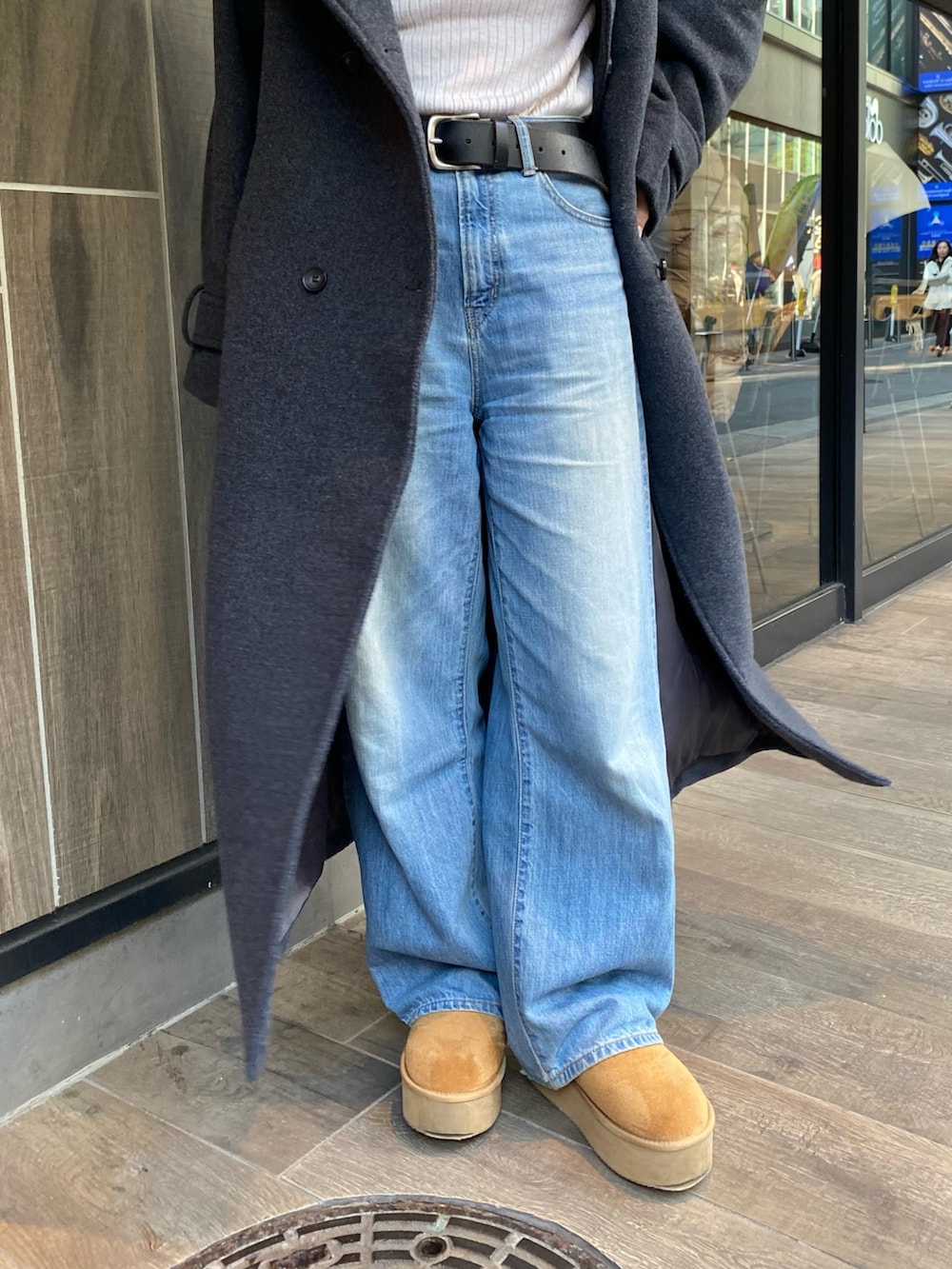 グレー系のその他アウター、ホワイト系のニット/セーター、ブルー系のデニムパンツを着用したレディースの冬コーディネートの5枚目の写真