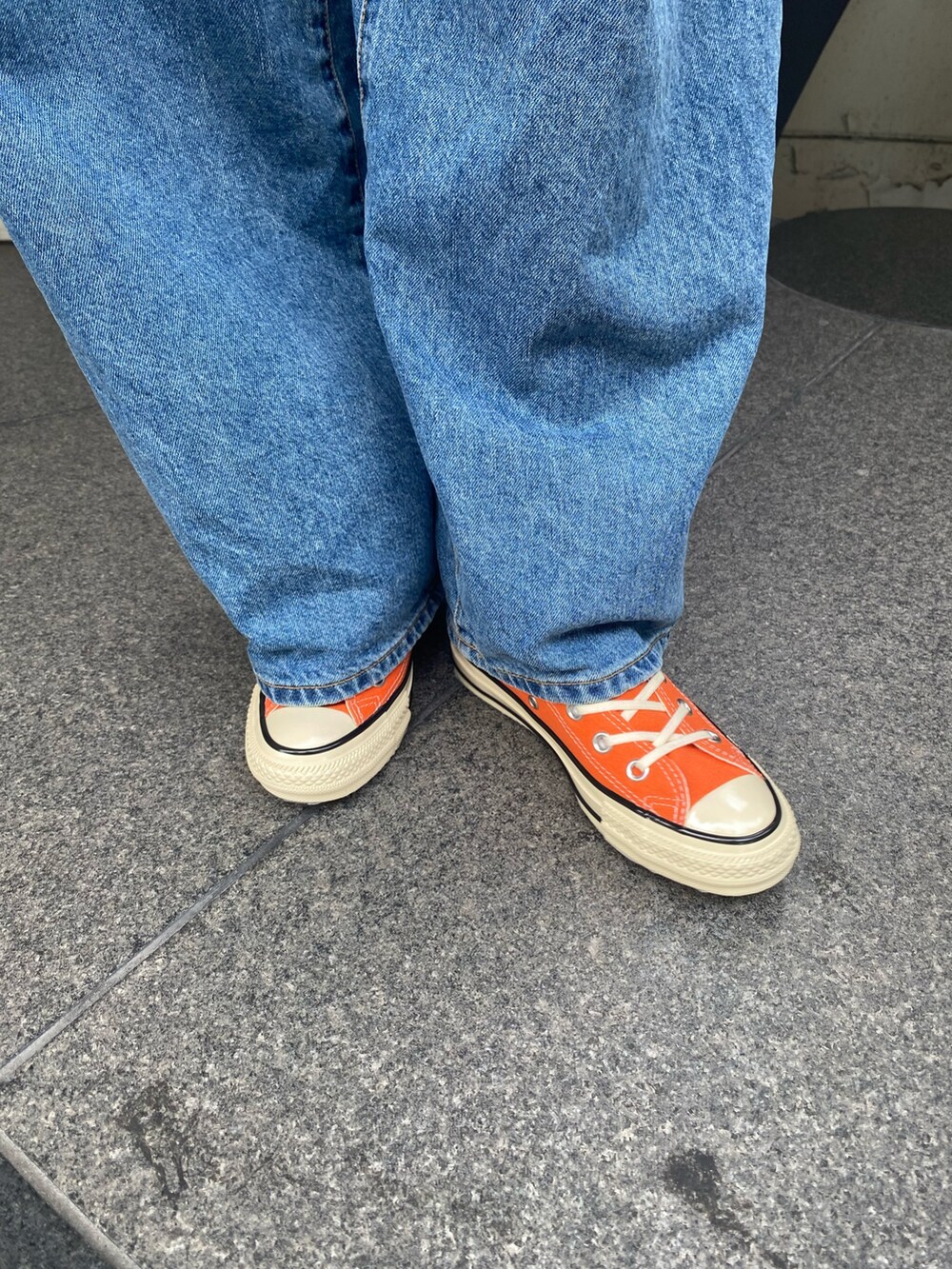 ブルー系のデニムパンツ、グレー系のパーカー、シルバー系のネックレスを着用したレディースの秋コーディネートの6枚目の写真