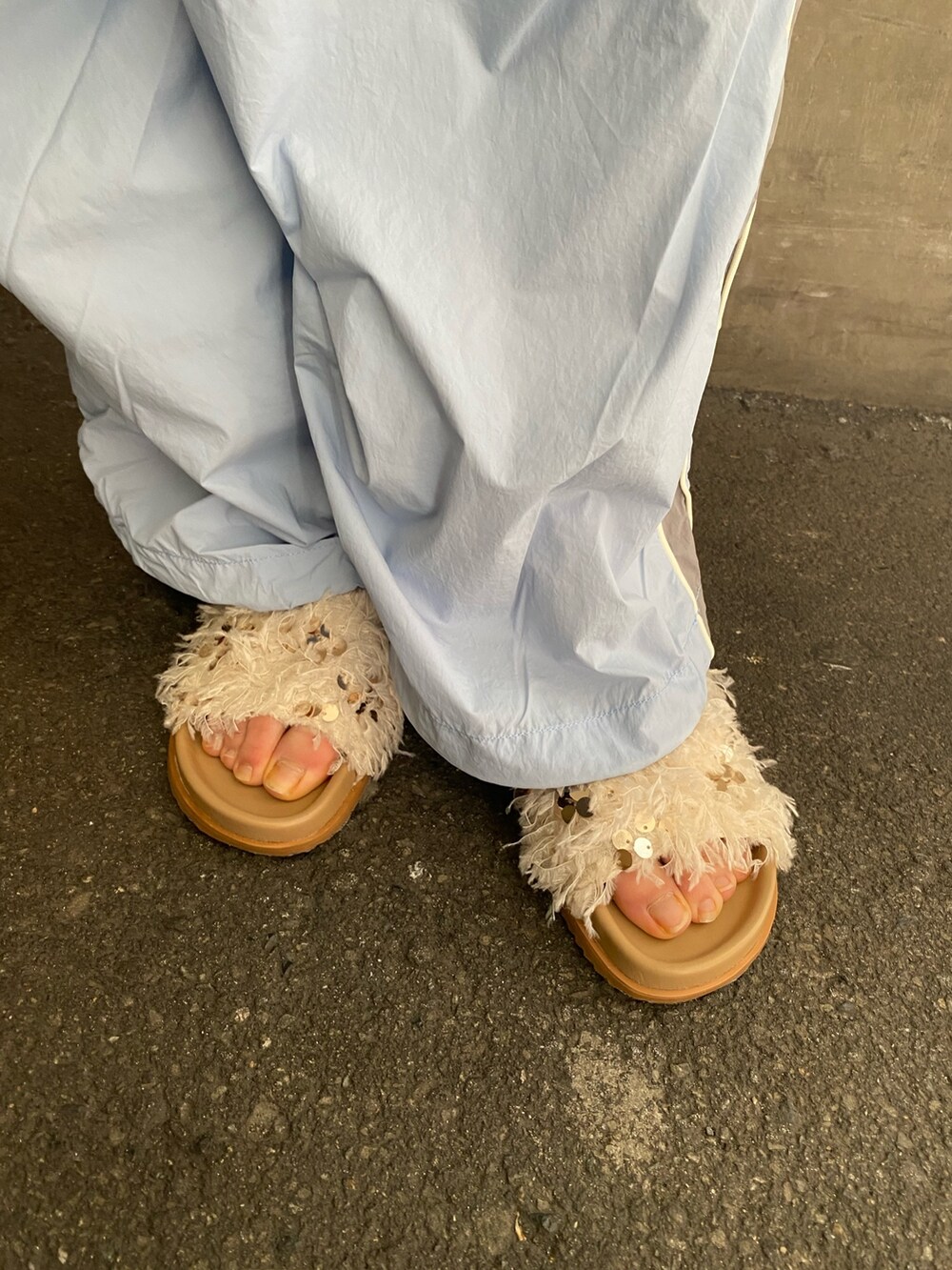 ブルー系のデニムジャケット、ブルー系のその他パンツ、ホワイト系のサンダルを着用したレディースの冬コーディネートの5枚目の写真