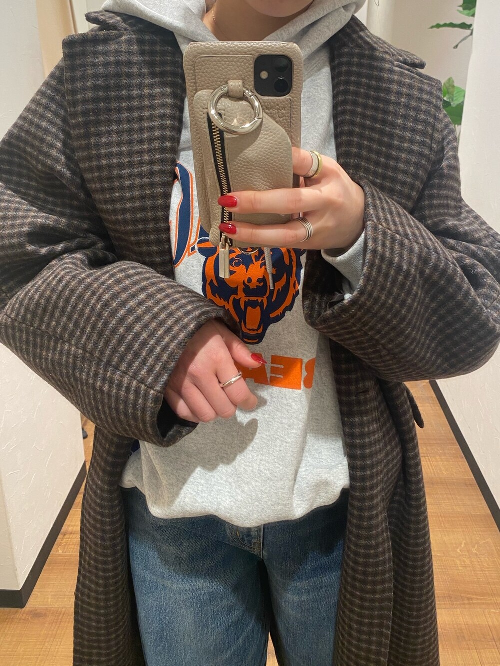 その他のチェスターコート、ブルー系のデニムパンツ、ブラック系のブーツを着用したレディースの秋コーディネートの5枚目の写真