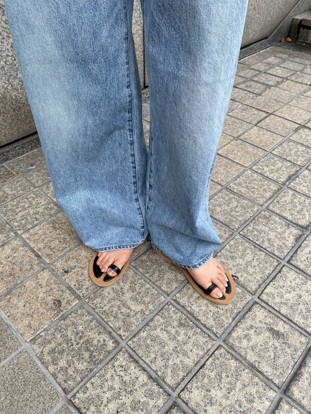 ブルー系のデニムパンツ、イエロー系のTシャツ/カットソー、ブラック系のサンダルを着用したレディースの夏コーディネートの6枚目の写真