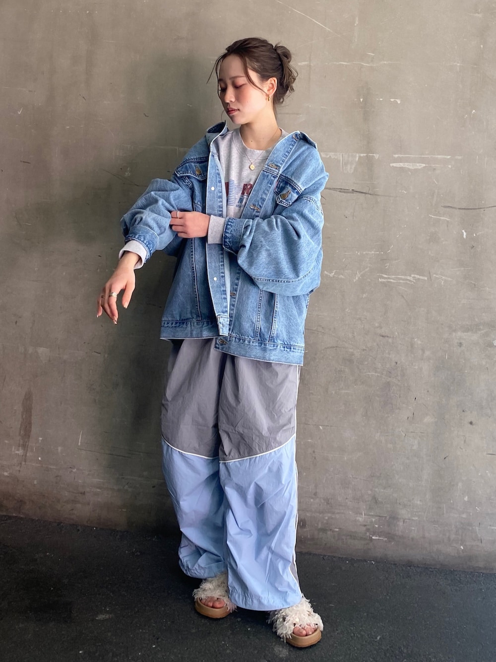 ブルー系のデニムジャケット、ブルー系のその他パンツ、ホワイト系のサンダルを着用したレディースの冬コーディネートの2枚目の写真