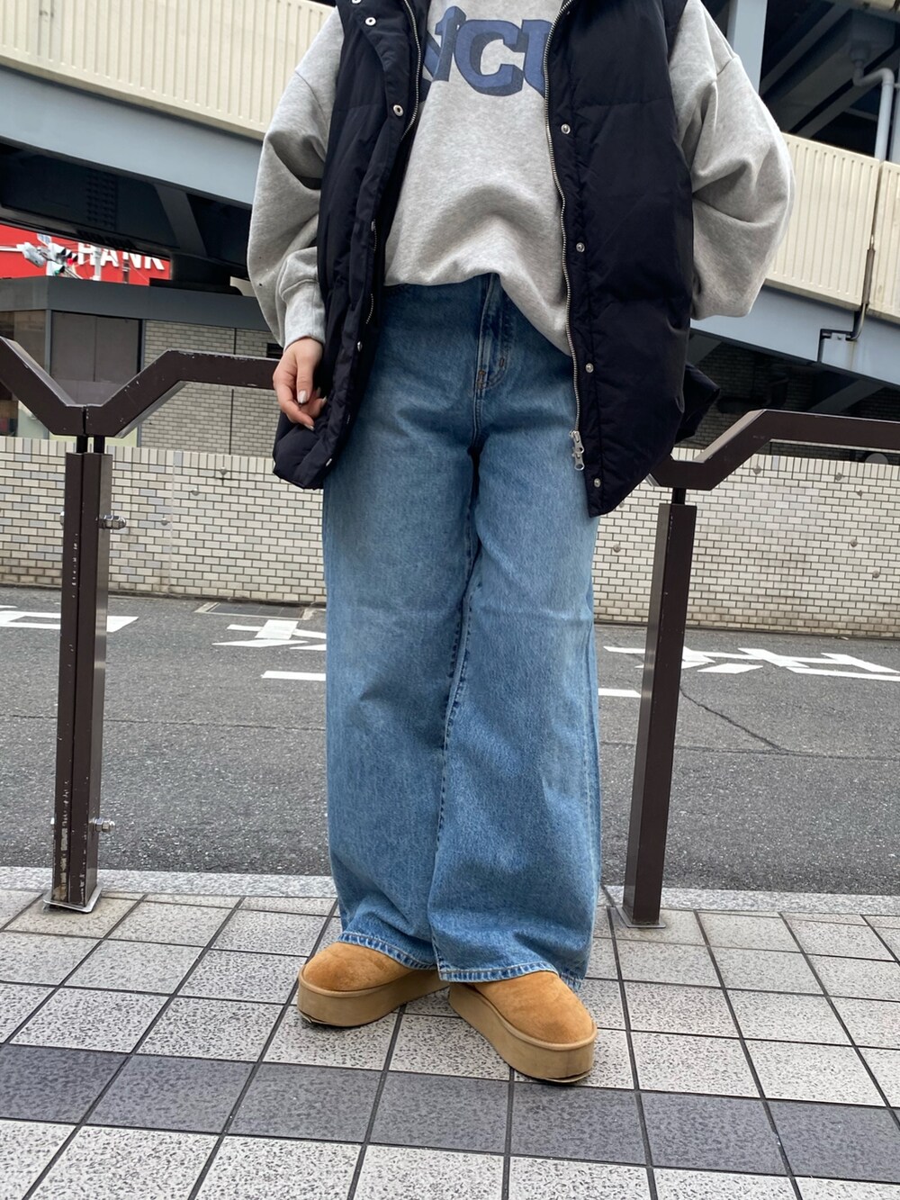 ブルー系のデニムパンツ、グレー系のスウェット、ブラック系のダウンジャケット/コートを着用したレディースの冬コーディネートの5枚目の写真