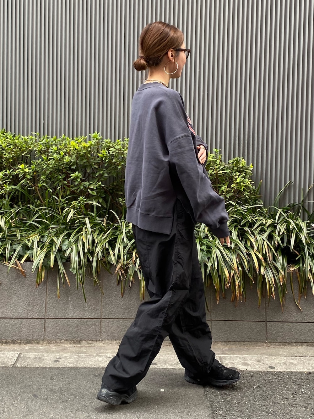 ブラック系のその他パンツ、グレー系のスウェット、シルバー系のネックレスを着用したレディースの冬コーディネートの2枚目の写真