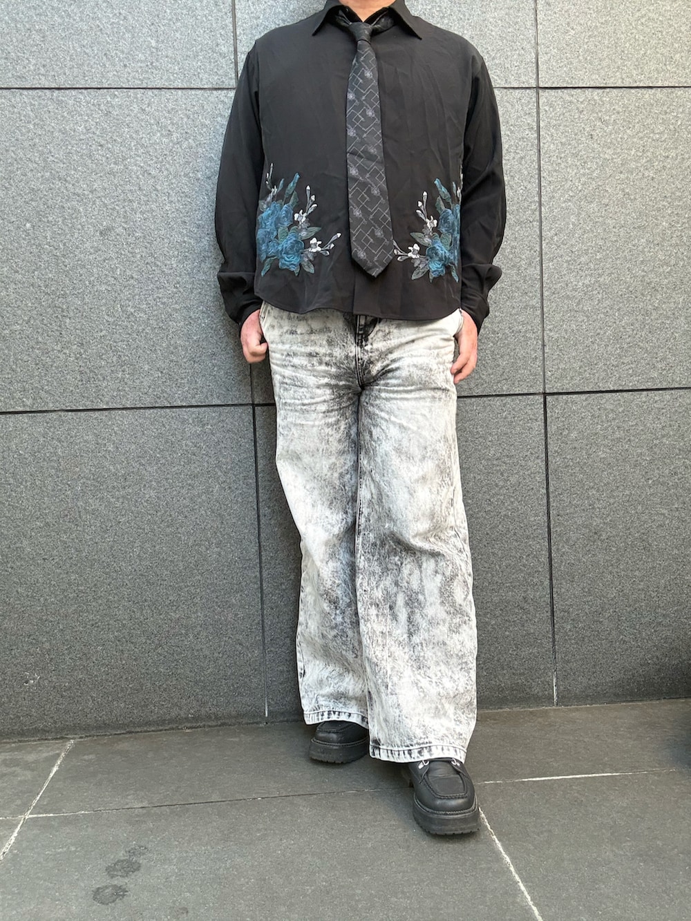 ブラック系のデニムパンツ、ブラック系のブーツ、ブラック系のブルゾンを着用したメンズの秋コーディネートの3枚目の写真