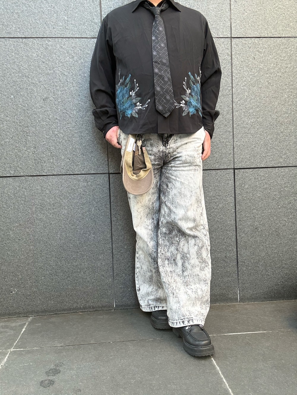 ブラック系のデニムパンツ、ブラック系のブーツ、ブラック系のブルゾンを着用したメンズの秋コーディネートの2枚目の写真