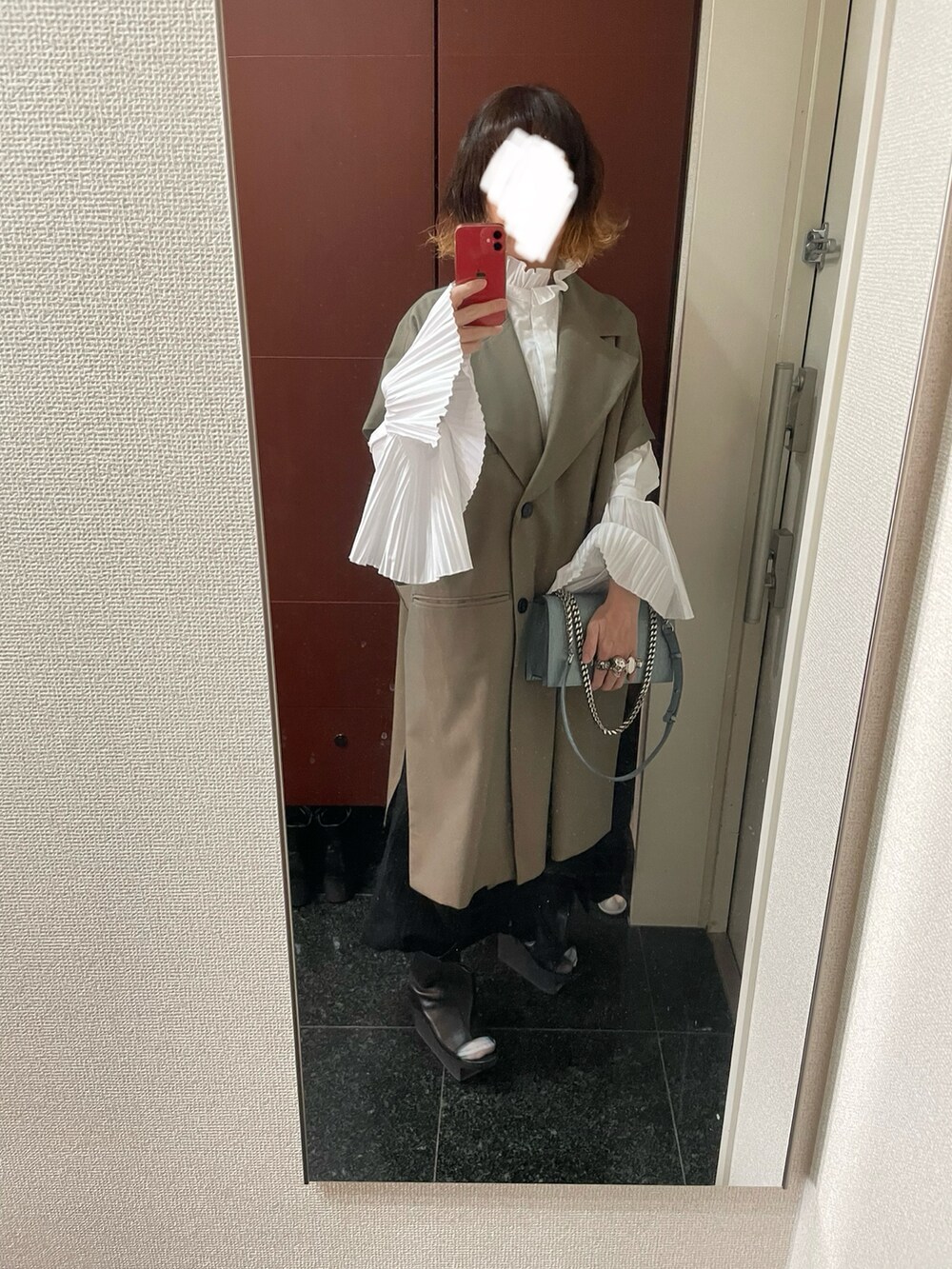 「アレキサンダーマックィーンのアイテム（クラッチバッグ、ブルー系）」を使った、ゆきえさん（レディース・153cm）の冬コーディネートの2枚目の写真