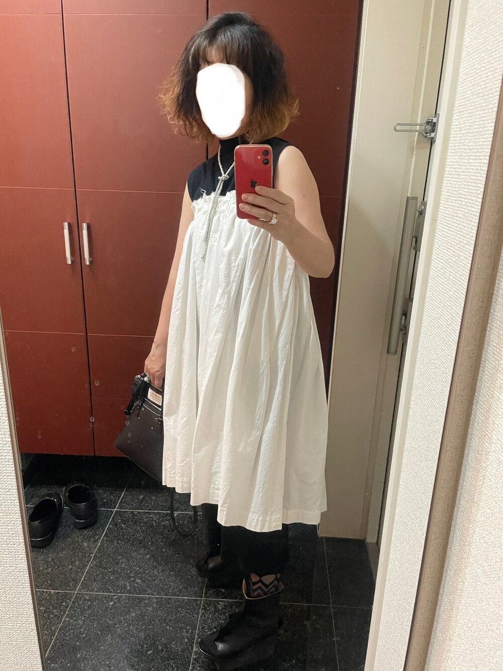 「Maison Margielaのアイテム（ハンドバッグ、ブラック系）」を使った、ゆきえさん（レディース・153cm）の夏コーディネートの2枚目の写真