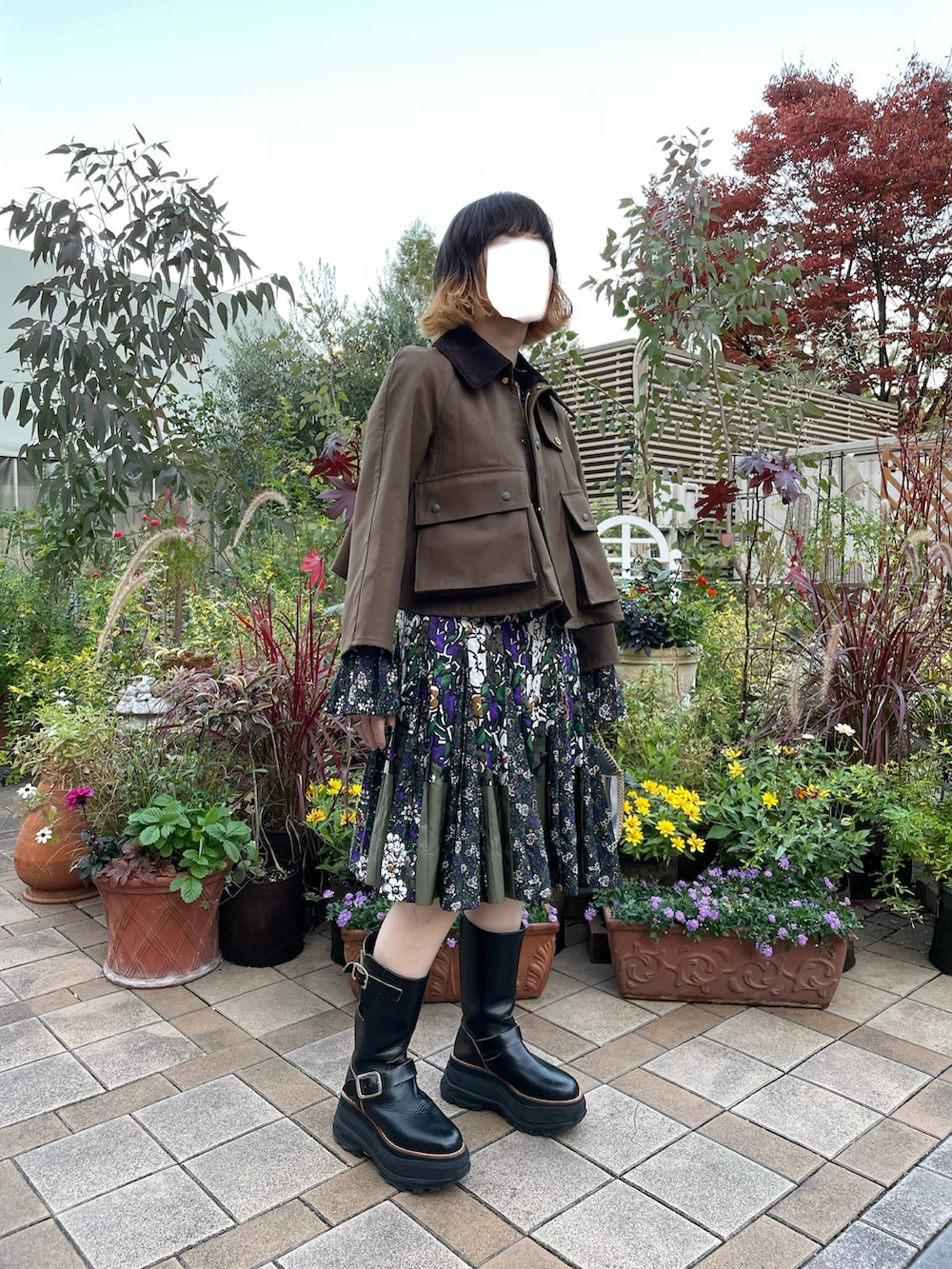 ブラウン系のその他アウター、その他のワンピース、シルバー系のハンドバッグを着用したレディースの秋コーディネートの2枚目の写真