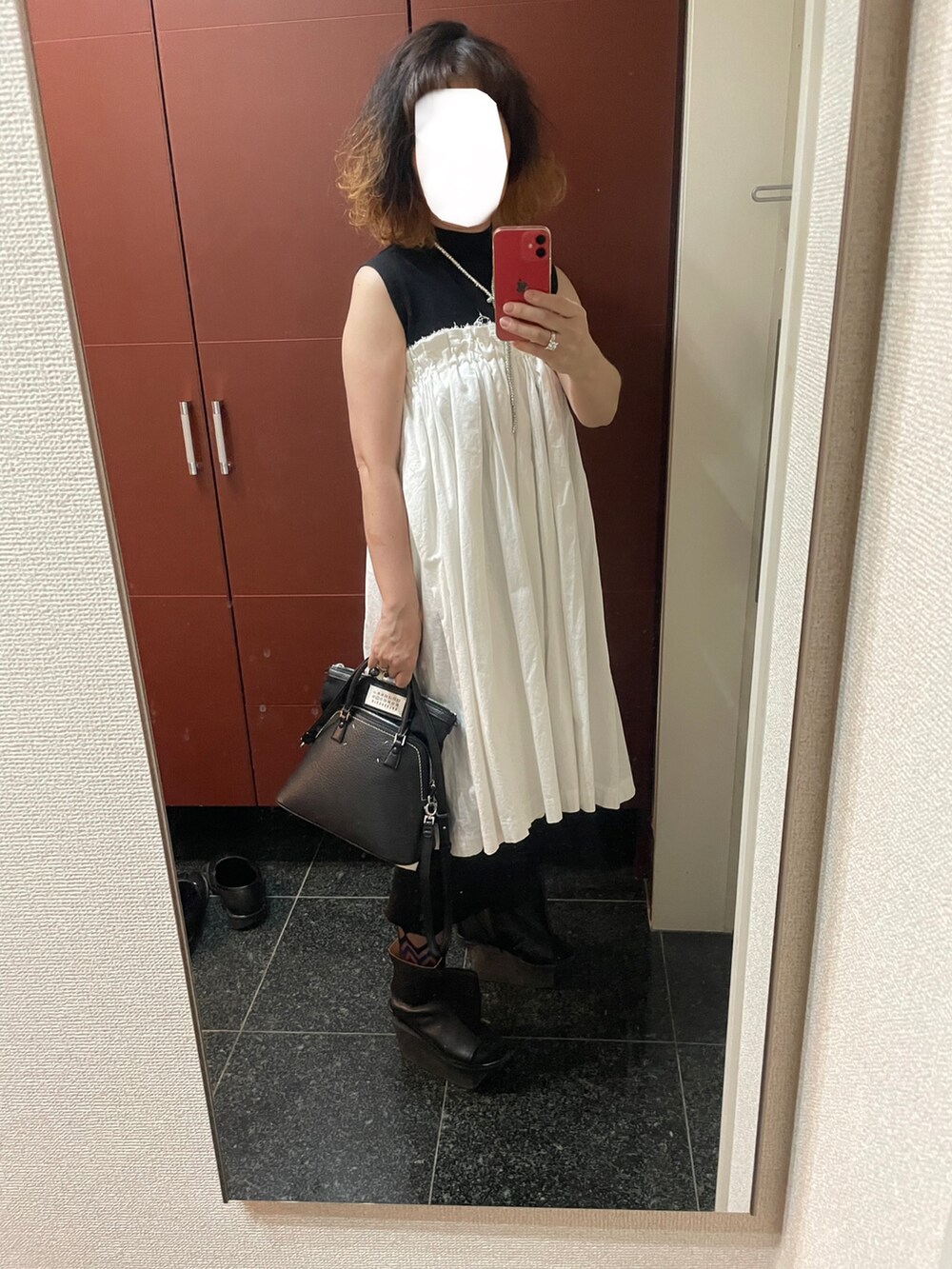 「Maison Margielaのアイテム（ハンドバッグ、ブラック系）」を使った、ゆきえさん（レディース・153cm）の夏コーディネートの3枚目の写真