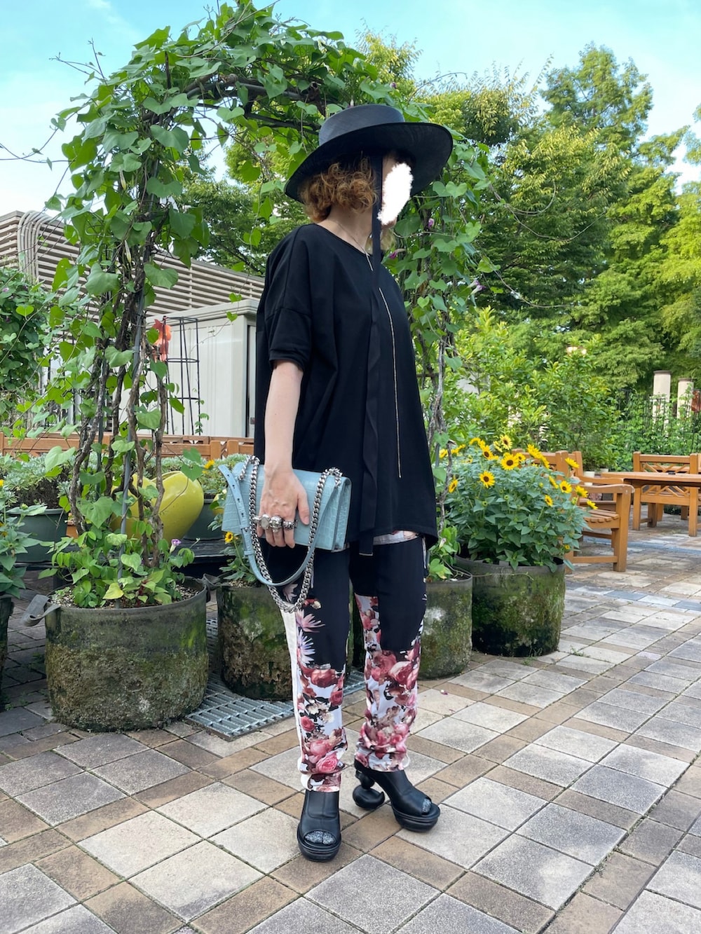 「Alexander McQueenのアイテム（クラッチバッグ、ブルー系）」を使った、ゆきえさん（レディース・153cm）の夏コーディネートの2枚目の写真