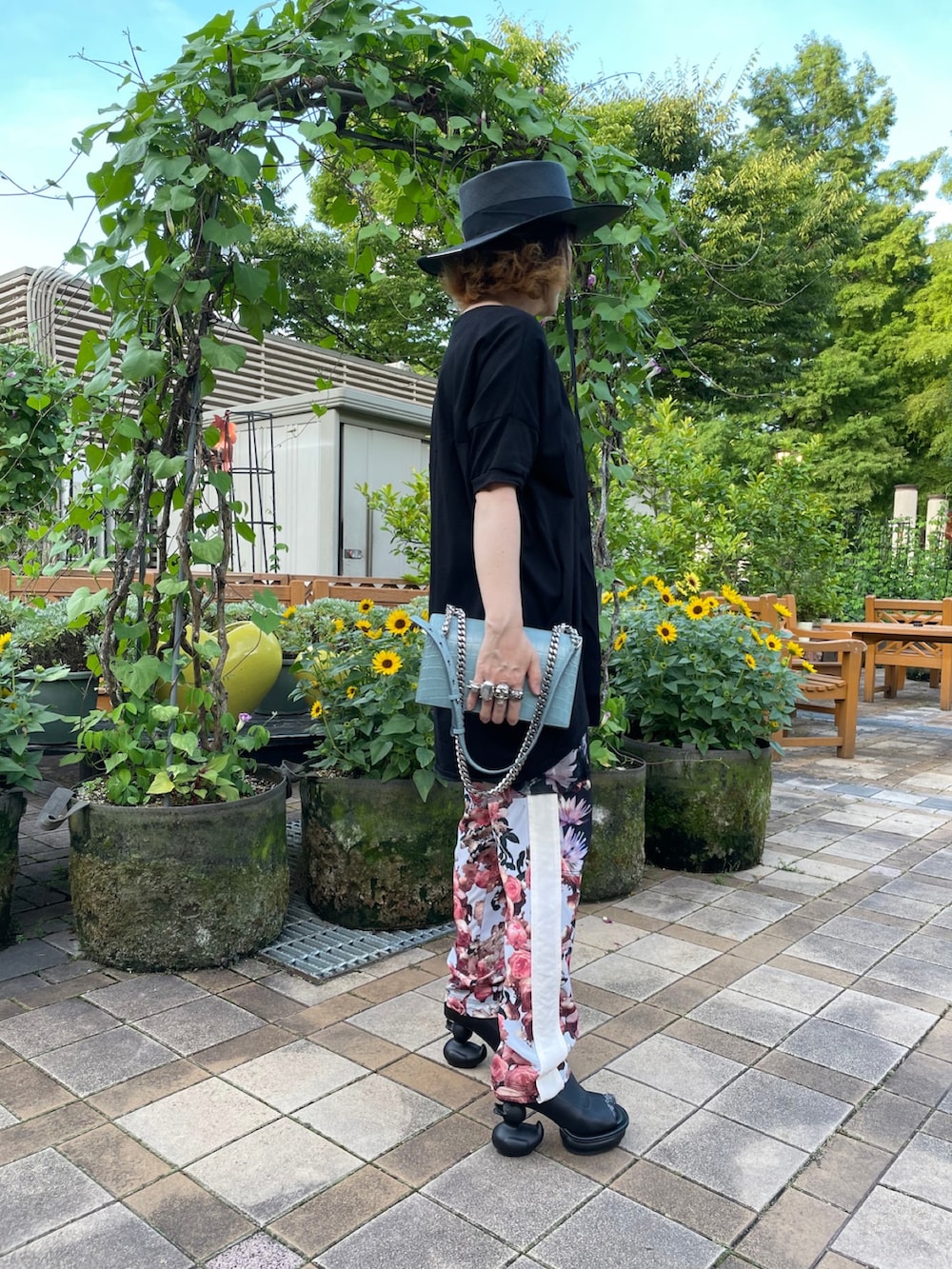 「Alexander McQueenのアイテム（クラッチバッグ、ブルー系）」を使った、ゆきえさん（レディース・153cm）の夏コーディネートの3枚目の写真