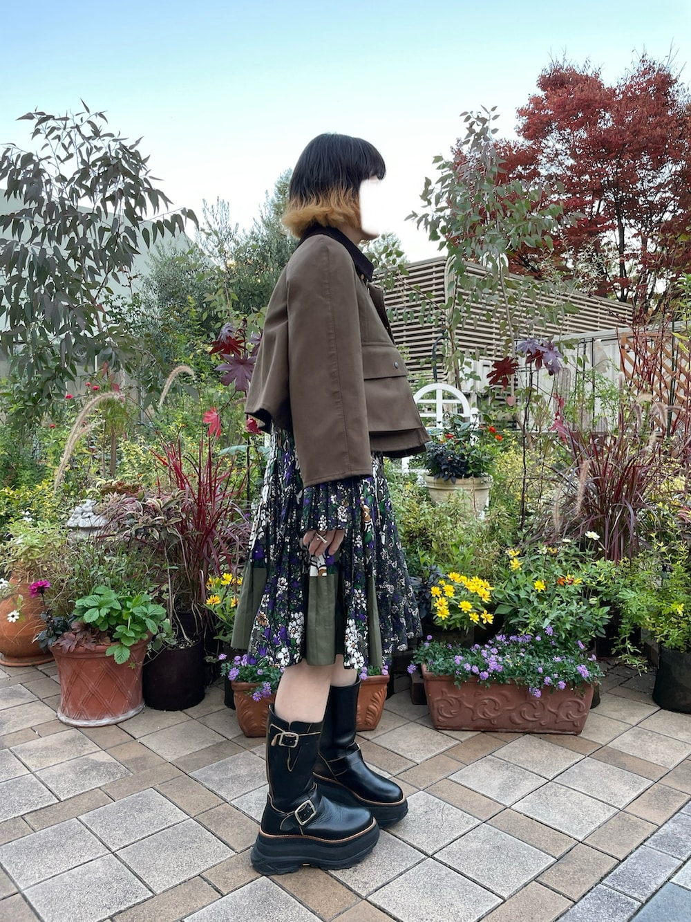 ブラウン系のその他アウター、その他のワンピース、シルバー系のハンドバッグを着用したレディースの秋コーディネートの3枚目の写真