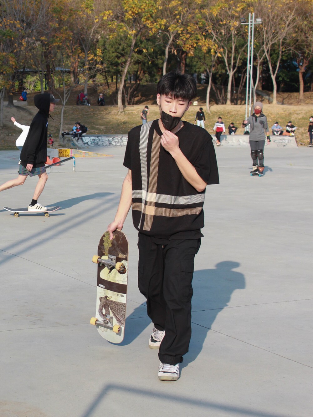 ブラウン系のシャツ/ブラウス、ブラック系のチノパンツを着用したメンズの冬コーディネートの2枚目の写真