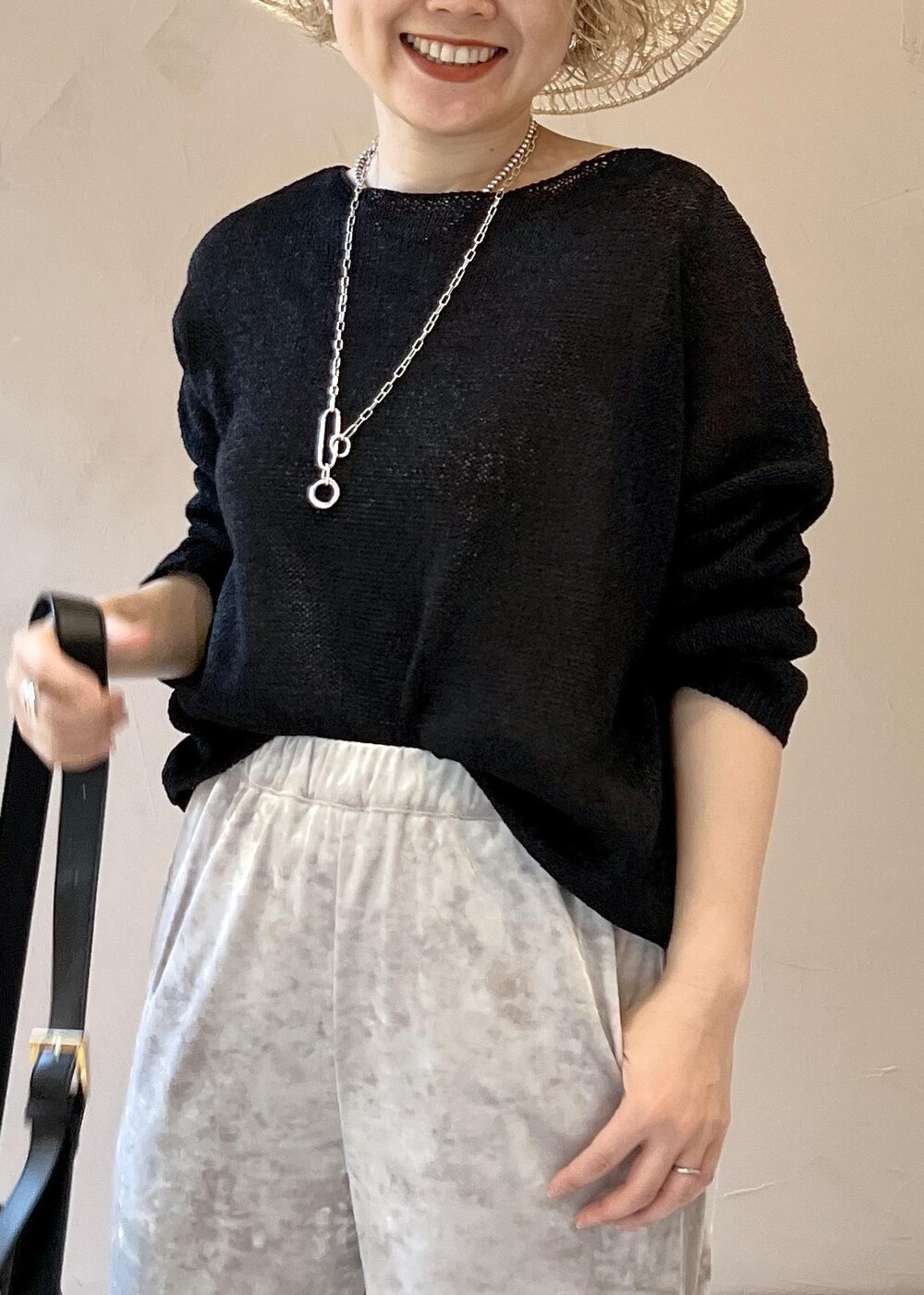 ベージュ系のその他パンツ、ブラック系のサンダル、ブラック系のニット/セーターを着用したレディースの春コーディネートの6枚目の写真