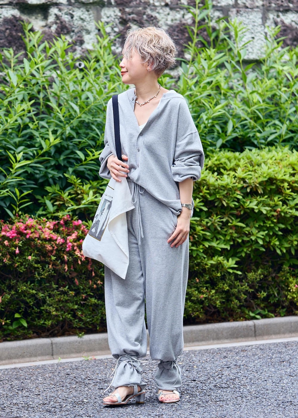 ホワイト系のトートバッグ、シルバー系のサンダルを着用したレディースの夏コーディネートの3枚目の写真