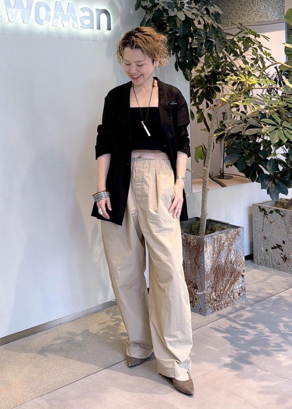 ベージュ系のその他パンツ、ブラック系のテーラードジャケットを着用したレディースの春コーディネートの4枚目の写真