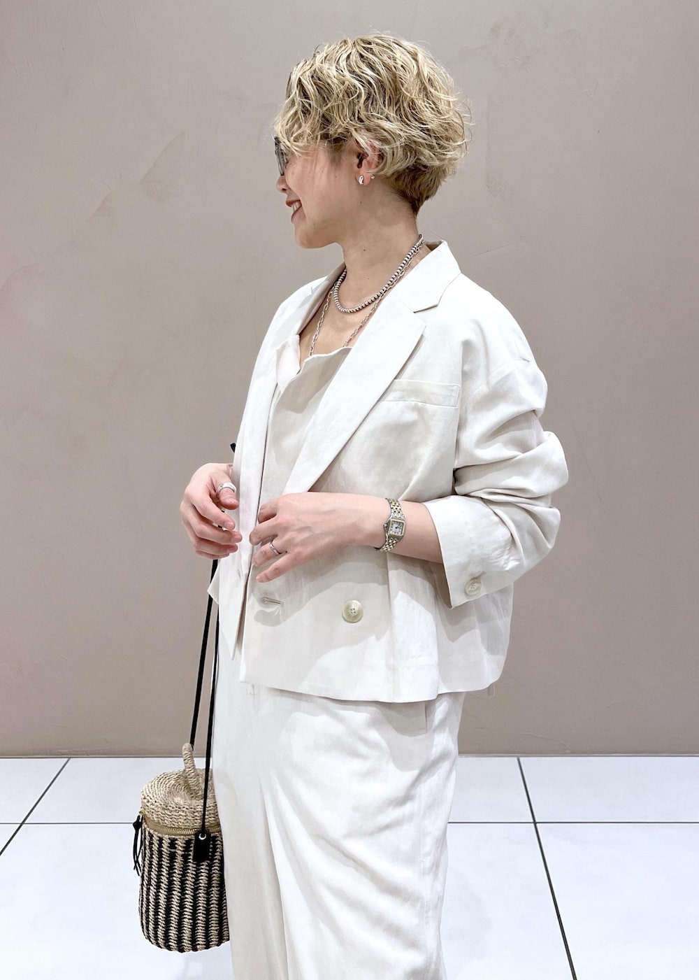 ホワイト系のテーラードジャケット、ホワイト系のつなぎ/オールインワン、ホワイト系のショルダーバッグを着用したレディースの春コーディネートの7枚目の写真