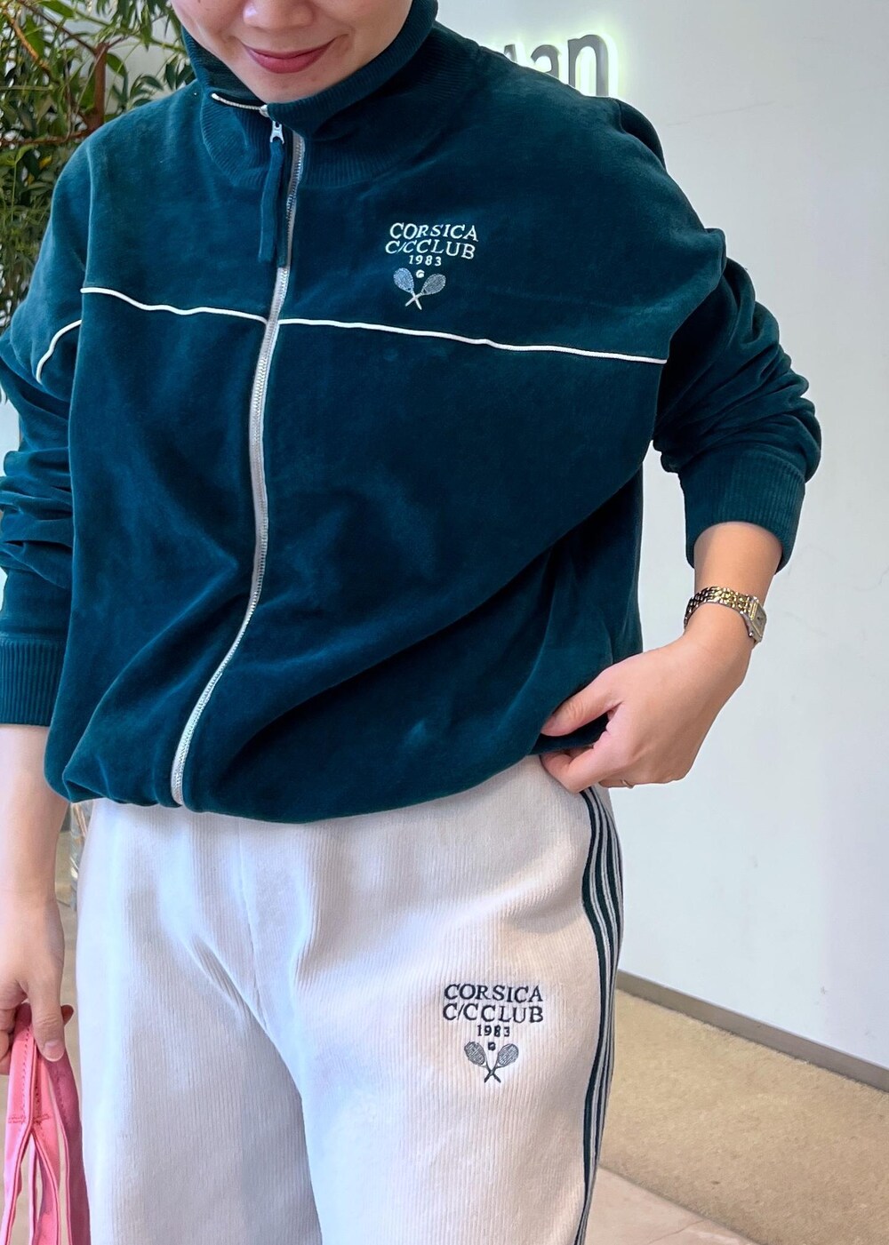 グリーン系のカーディガン/ボレロ、ホワイト系のその他パンツ、ブラック系のブーツを着用したレディースの冬コーディネートの5枚目の写真