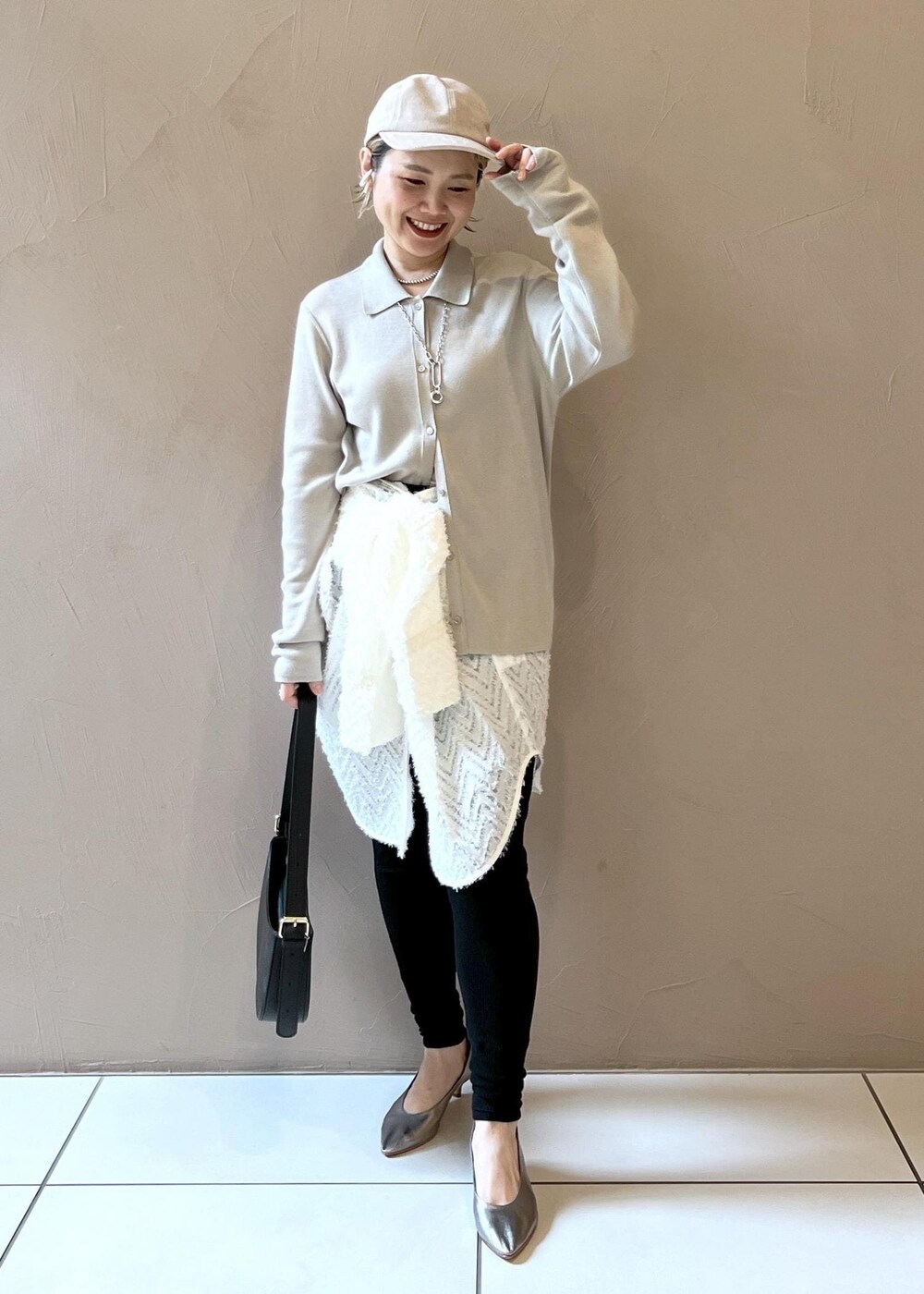 グレー系のカーディガン/ボレロ、ブラック系のショルダーバッグ、ホワイト系のシャツ/ブラウスを着用したレディースの秋コーディネートの3枚目の写真