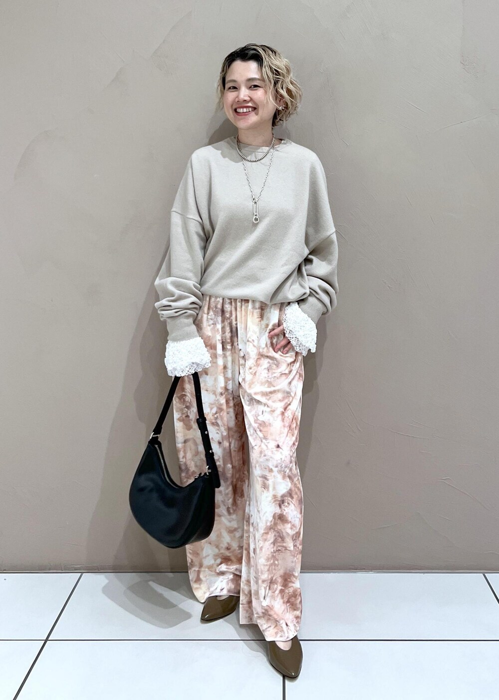 ベージュ系のその他パンツ、ホワイト系のその他トップス、ブラウン系のパンプスを着用したレディースの秋コーディネートの4枚目の写真