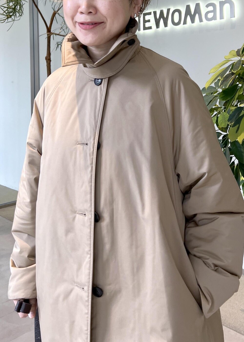 ブラウン系のブーツ、ブラウン系のショルダーバッグ、ベージュ系のダウンジャケット/コートを着用したレディースの秋コーディネートの9枚目の写真