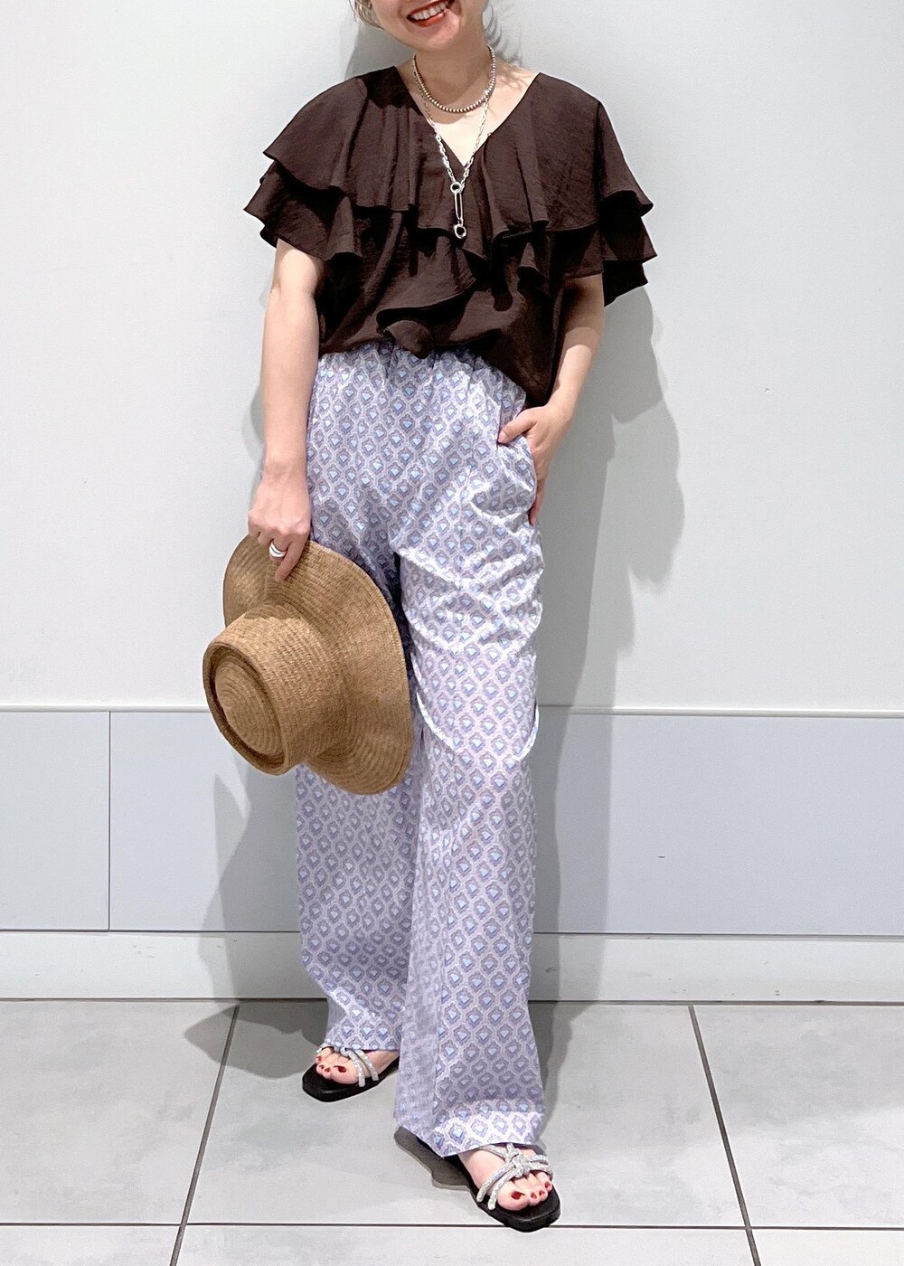 シルバー系のサンダル、ブルー系のその他パンツ、ブラウン系のシャツ/ブラウスを着用したレディースの夏コーディネートの7枚目の写真