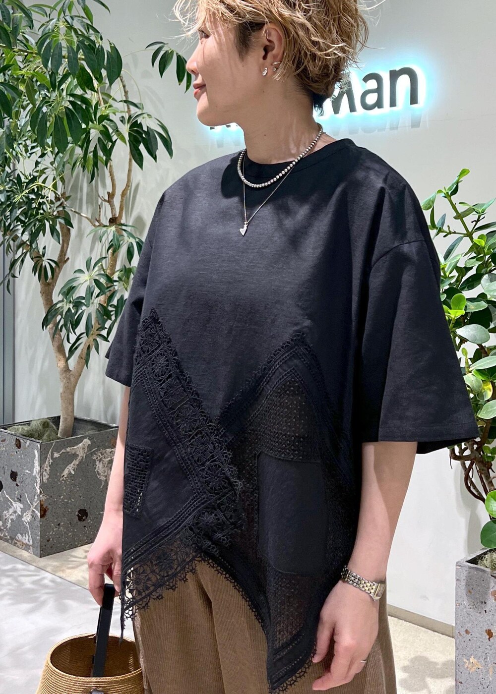 ブラック系のサンダル、ブラック系のTシャツ/カットソー、ゴールド系のその他パンツを着用したレディースの夏コーディネートの6枚目の写真