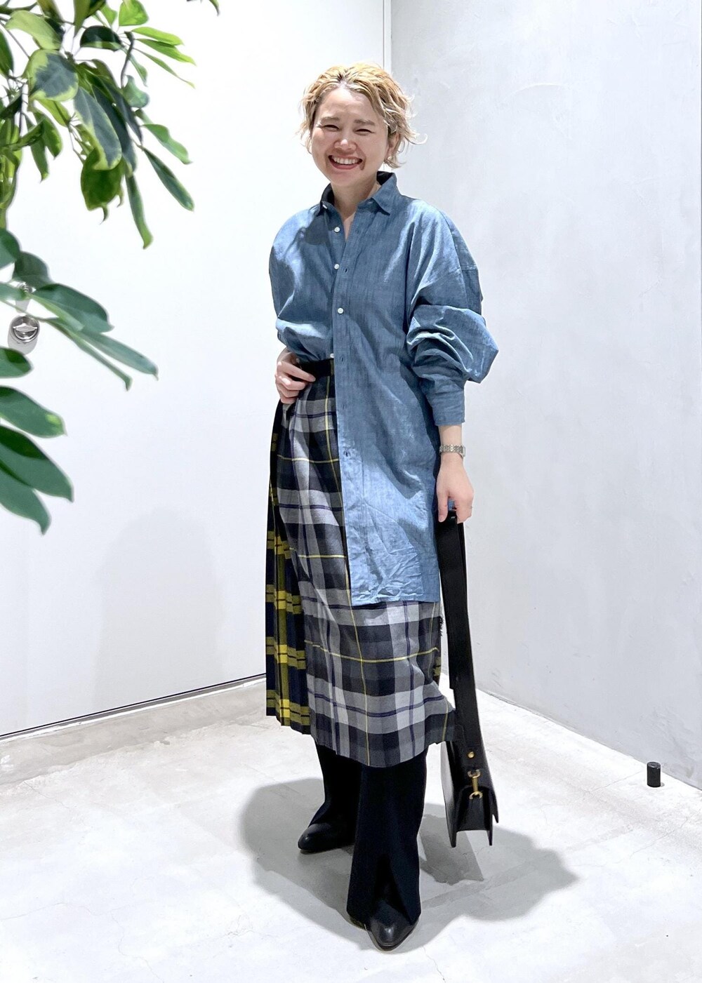 ブラック系のショルダーバッグ、ブラック系のその他パンツ、グレー系のスカートを着用したレディースの秋コーディネートの2枚目の写真