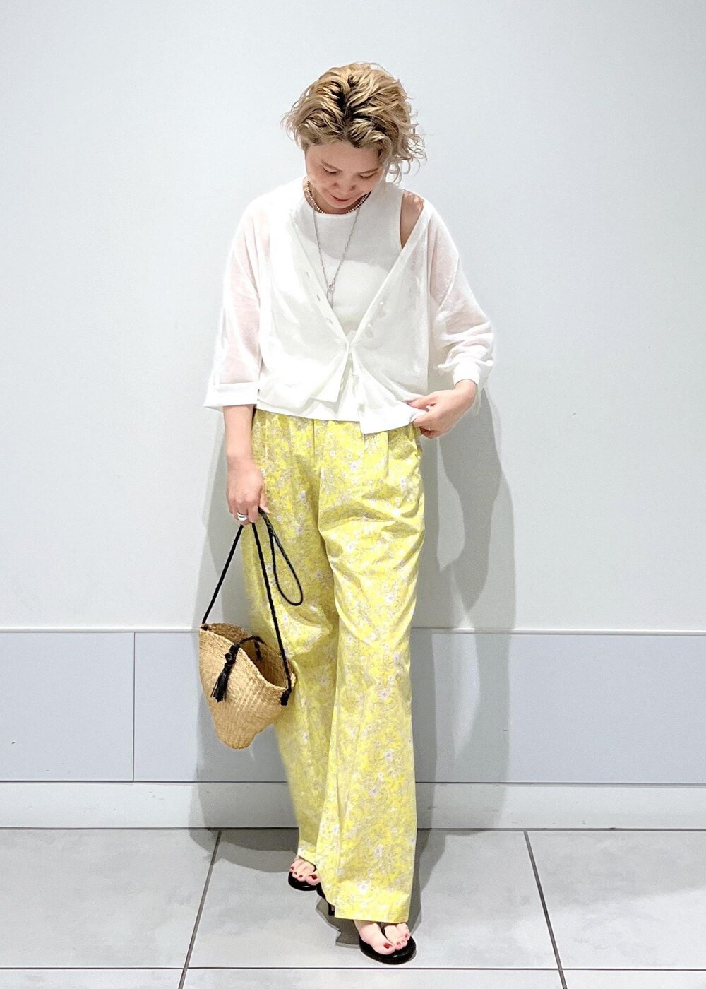 ブラック系のサンダル、イエロー系のその他パンツ、ホワイト系のタンクトップを着用したレディースの夏コーディネートの4枚目の写真