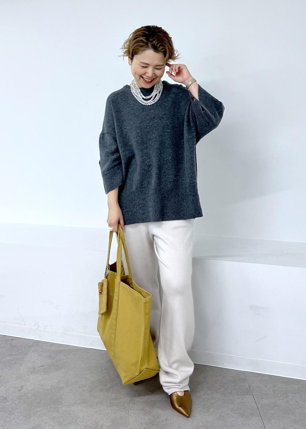 その他のパンプス、ベージュ系のカーディガン/ボレロ、ブラウン系のトートバッグを着用したレディースの秋コーディネートの8枚目の写真