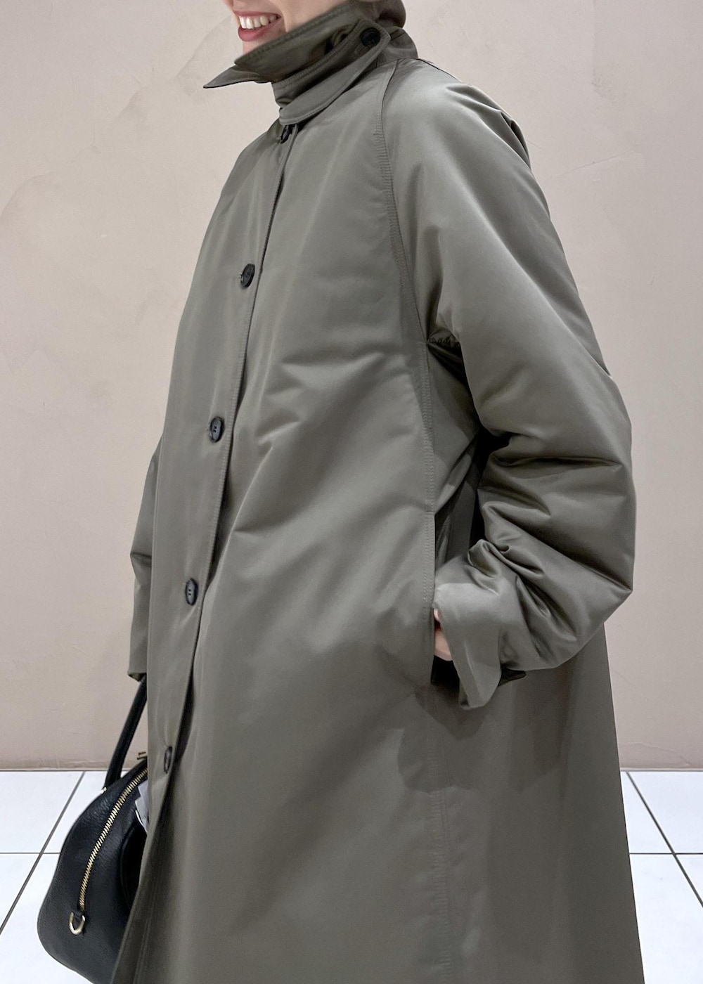 ブラック系のボストンバッグ、グリーン系のダウンジャケット/コート、ブラック系のその他パンツを着用したレディースの秋コーディネートの8枚目の写真