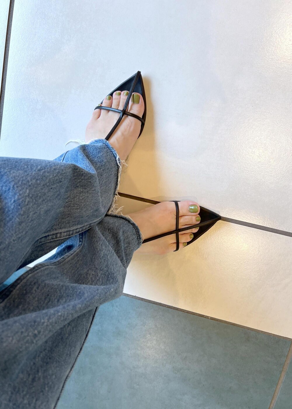 ブラック系のサンダル、ブラウン系のカーディガン/ボレロ、ブルー系のデニムパンツを着用したレディースの夏コーディネートの8枚目の写真