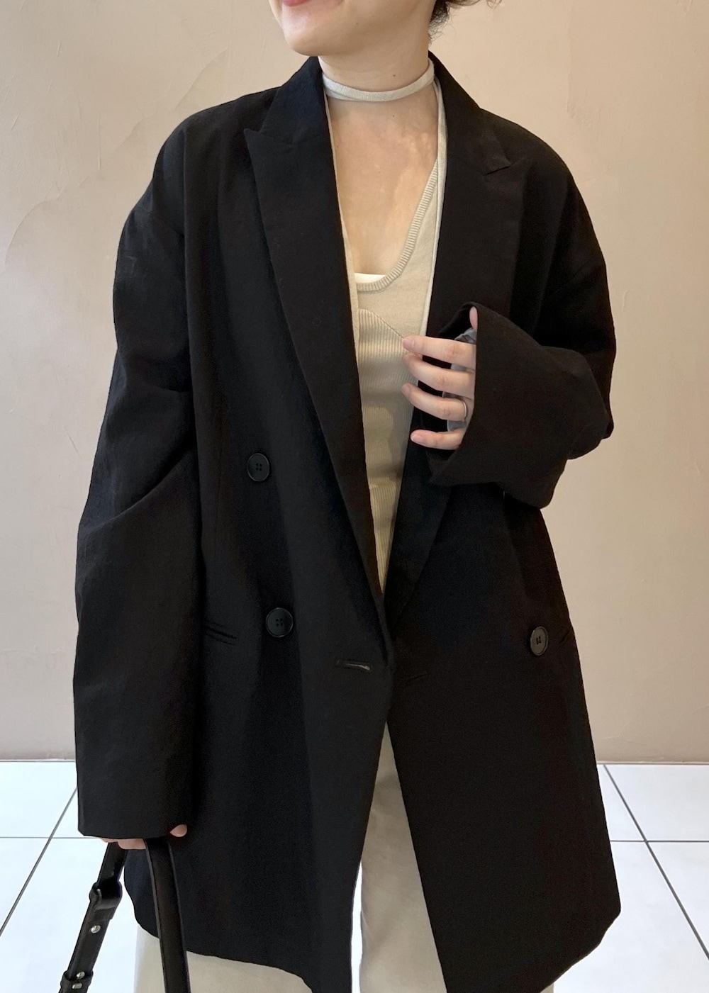 ブラック系のテーラードジャケット、ブラウン系のパンプスを着用したレディースの秋コーディネートの5枚目の写真