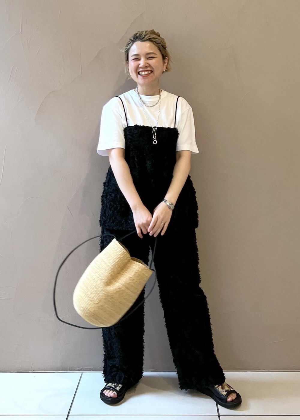 ブラック系のキャミソール、ブラック系のその他パンツ、ホワイト系のTシャツ/カットソーを着用したレディースの春コーディネートの2枚目の写真