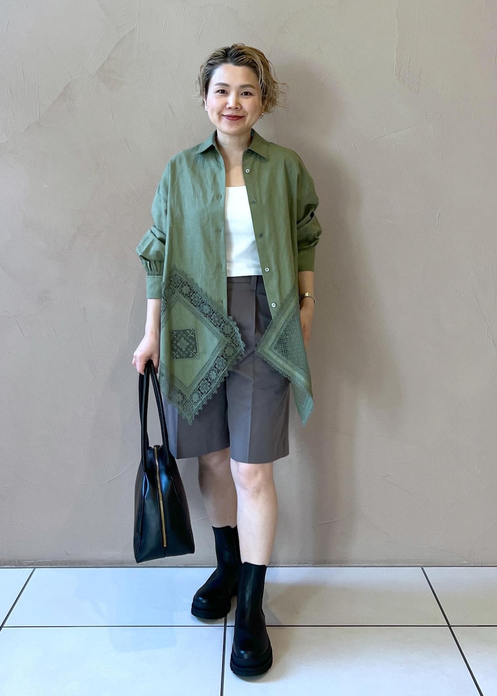 ブラック系のブーツ、グリーン系のシャツ/ブラウス、グレー系のその他パンツを着用したレディースの冬コーディネートの3枚目の写真