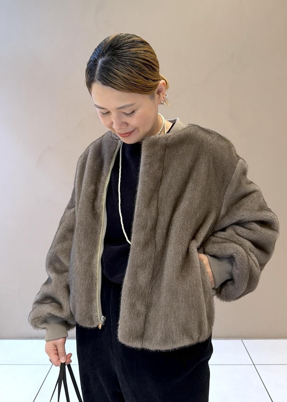 ブラック系のニット/セーター、ブラック系のその他パンツ、グリーン系のMA-1を着用したレディースの秋コーディネートの8枚目の写真