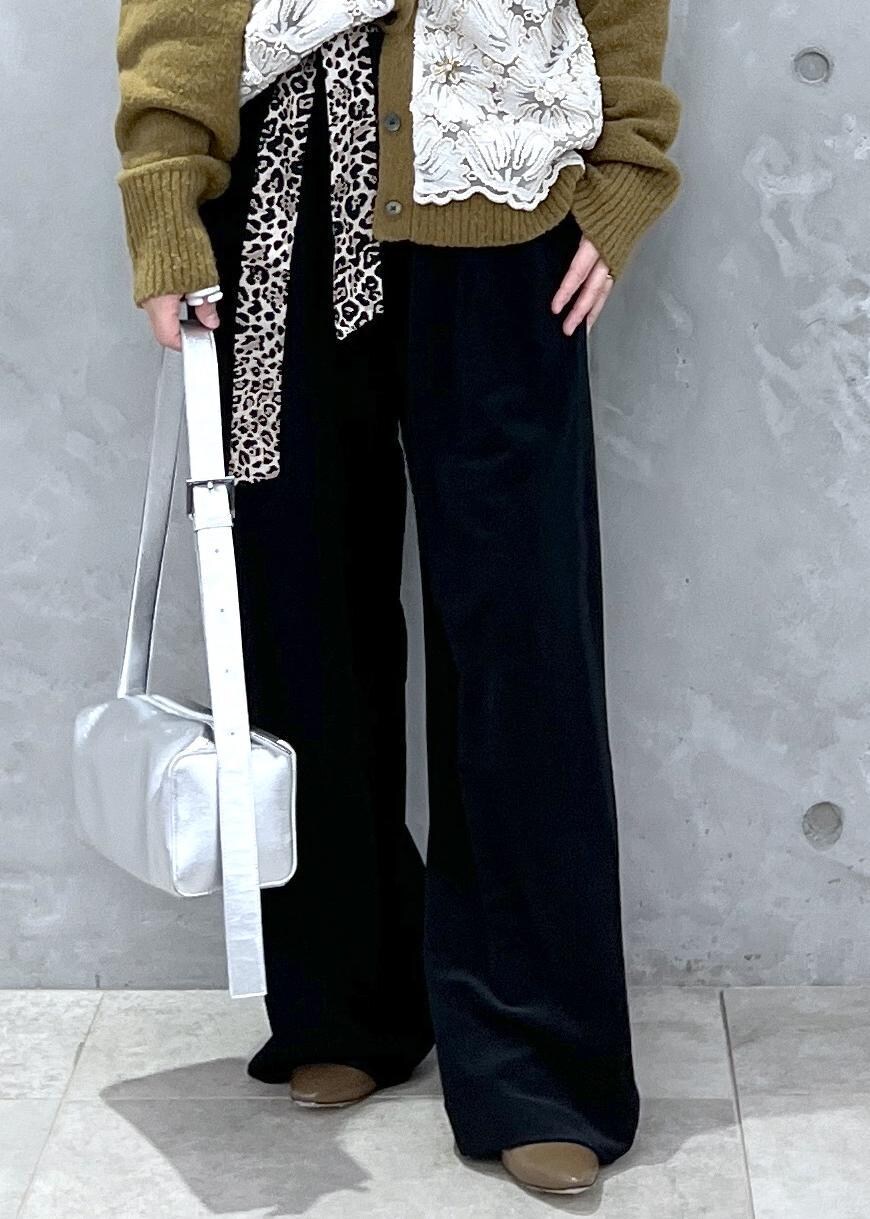 イエロー系のカーディガン/ボレロ、シルバー系のショルダーバッグ、ブラック系のその他パンツを着用したレディースの冬コーディネートの8枚目の写真