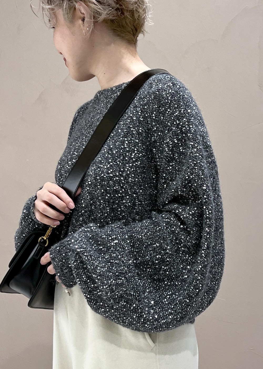 ホワイト系のスウェットパンツ、ブラック系のショルダーバッグ、シルバー系のパンプスを着用したレディースの秋コーディネートの5枚目の写真