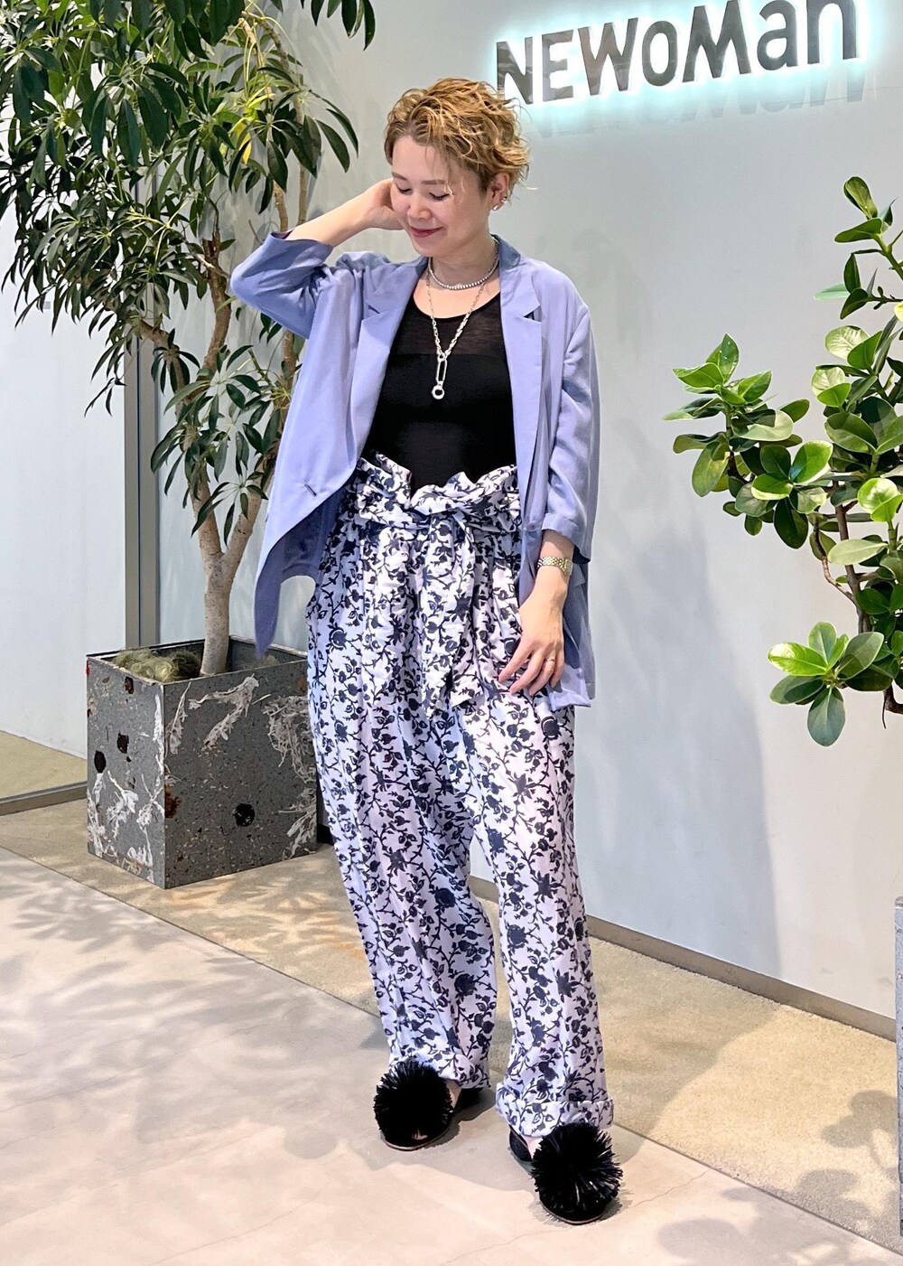 ブルー系のシャツ/ブラウス、ブラウン系のボストンバッグ、ブラック系のサンダルを着用したレディースの夏コーディネートの2枚目の写真