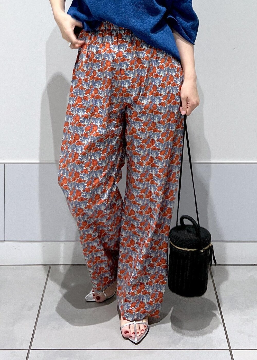 シルバー系のサンダル、ブラック系のショルダーバッグ、ブルー系のその他パンツを着用したレディースの夏コーディネートの8枚目の写真