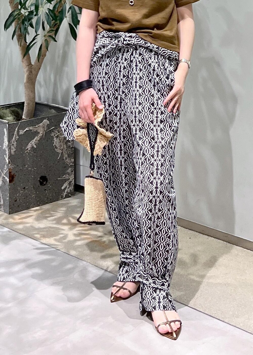 その他のサンダル、グリーン系のTシャツ/カットソー、ブラック系のつなぎ/オールインワンを着用したレディースの夏コーディネートの7枚目の写真