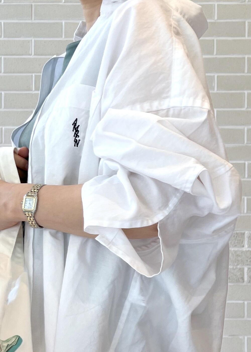 ホワイト系のシャツ/ブラウス、グリーン系のスカート、グリーン系のTシャツ/カットソーを着用したレディースの夏コーディネートの7枚目の写真