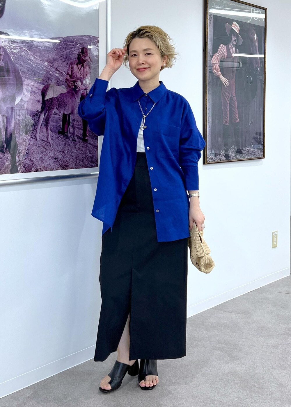 ブラック系のスカート、ブルー系のシャツ/ブラウス、ブラック系のサンダルを着用したレディースの冬コーディネートの2枚目の写真