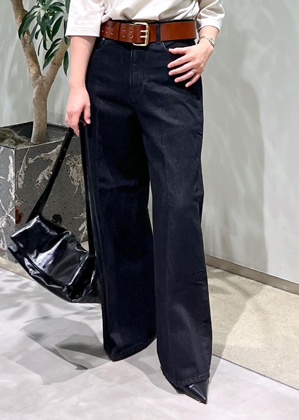 グレー系のデニムパンツ、ブラック系のショルダーバッグ、ホワイト系のTシャツ/カットソーを着用したレディースの夏コーディネートの8枚目の写真