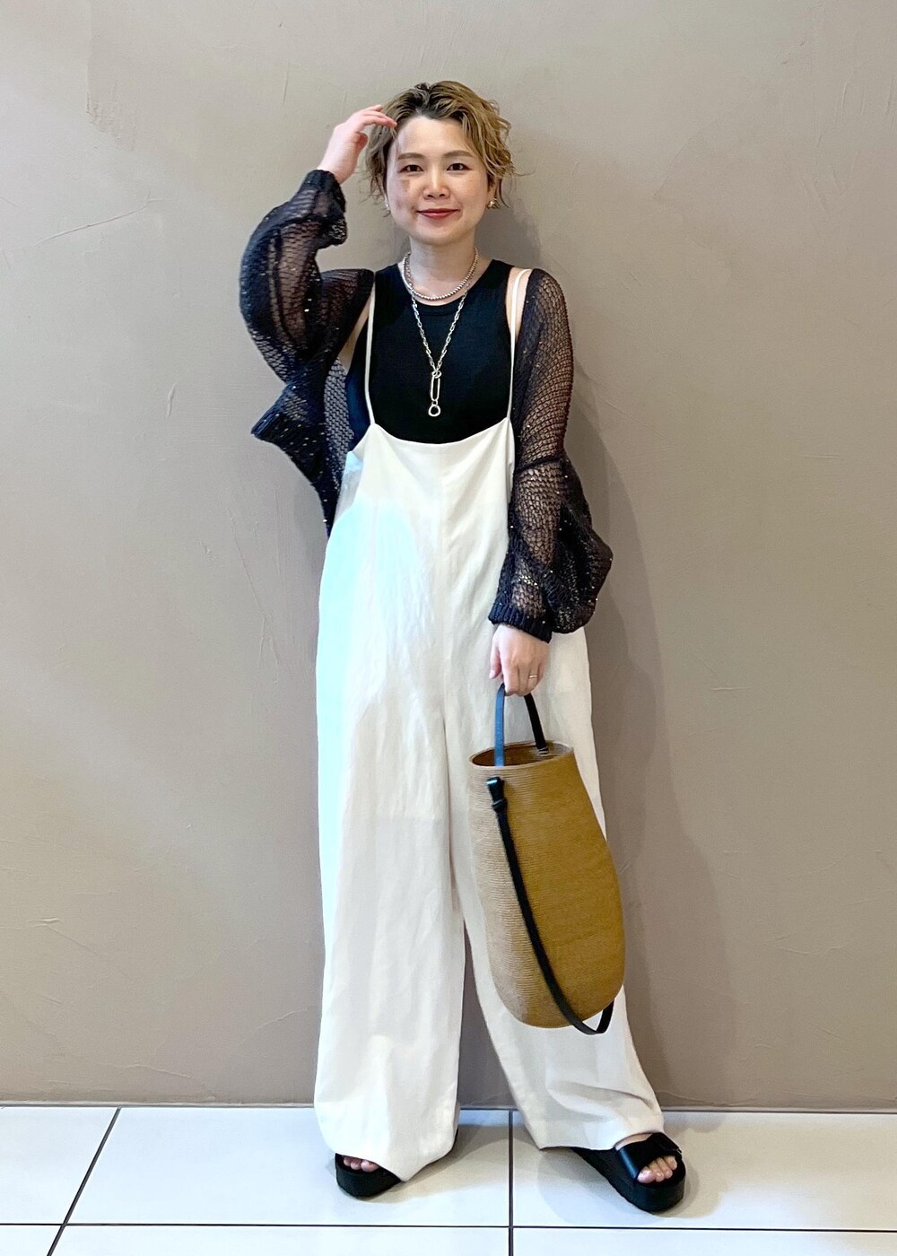 ホワイト系のサロペット/オーバーオール、グレー系のタンクトップ、グレー系のカーディガン/ボレロを着用したレディースの夏コーディネートの3枚目の写真