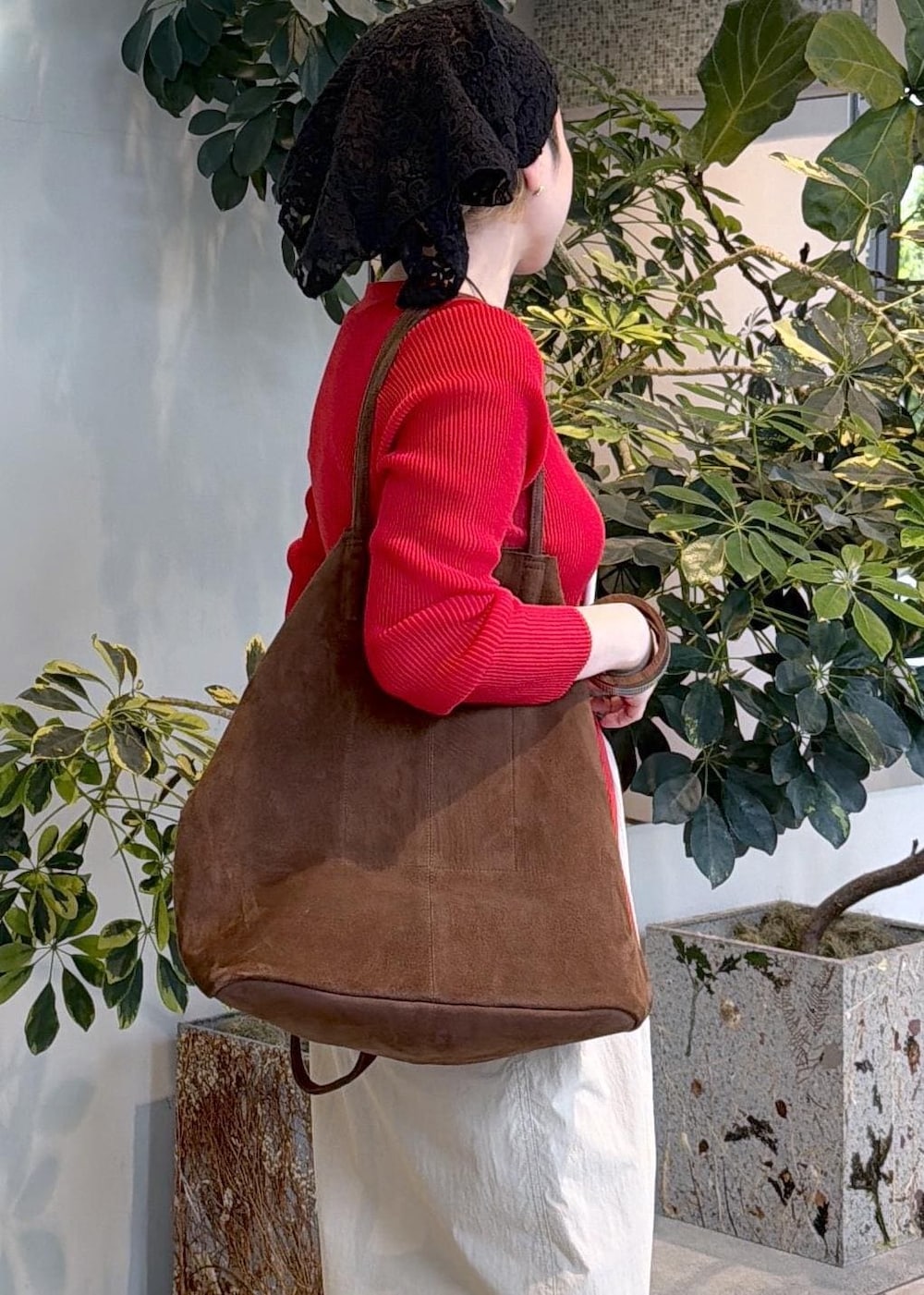 レッド系のカーディガン/ボレロ、ベージュ系のその他パンツ、ブラック系のサンダルを着用したレディースの春コーディネートの7枚目の写真