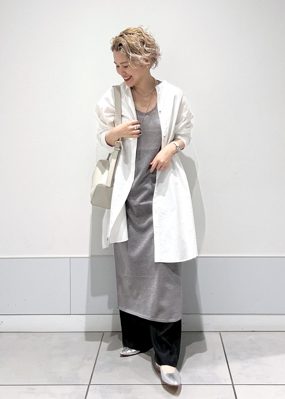 グレー系のショルダーバッグ、ブラック系のその他パンツ、シルバー系のワンピースを着用したレディースの夏コーディネートの3枚目の写真