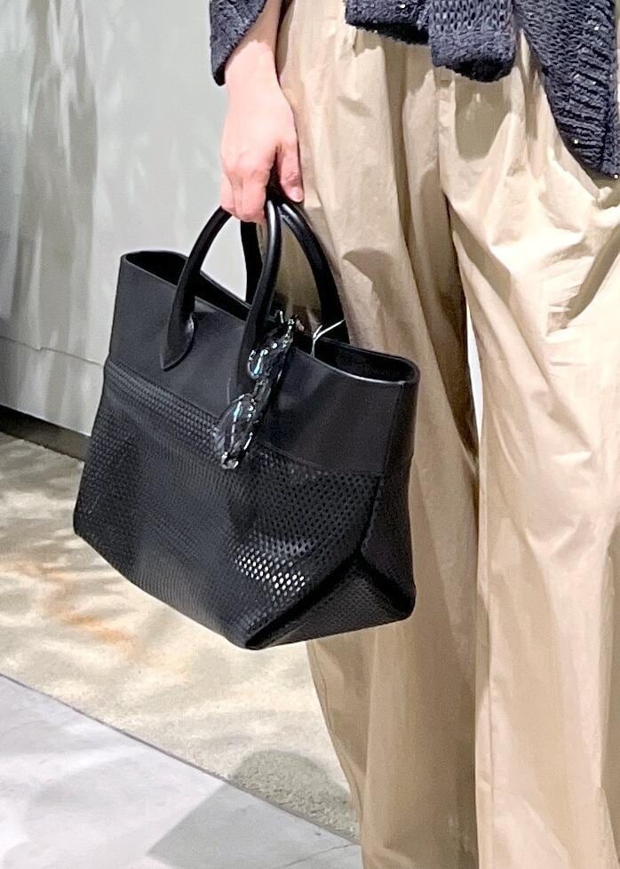 ブラック系のトートバッグ、ブラック系のサンダル、グレー系のカーディガン/ボレロを着用したレディースの春コーディネートの7枚目の写真